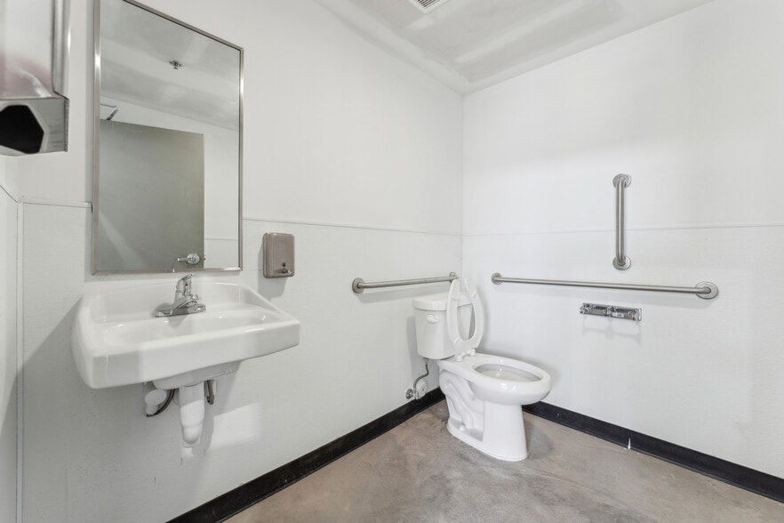 More Photos Of 18704 Marketplace dr, Queen Creek Industrial For Lease