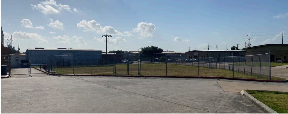 More Photos Of 1803 Rough Neck Dr, Humble Warehouse For Sale