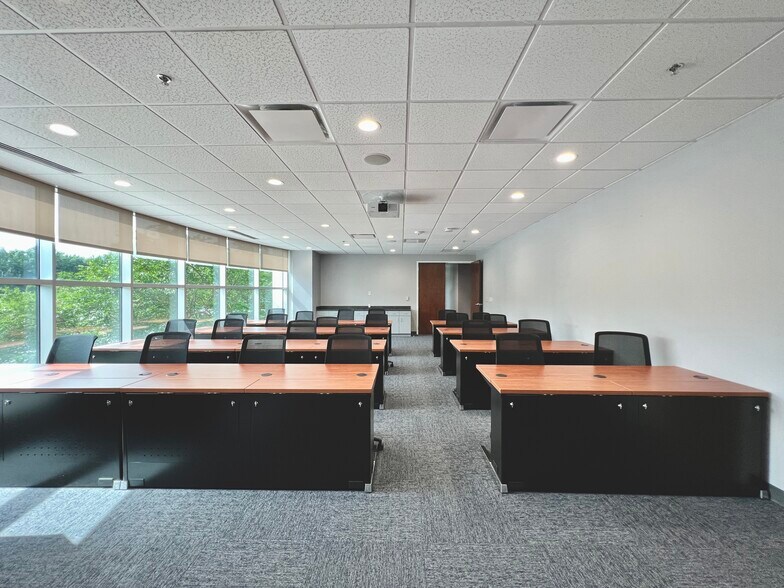 More Photos Of 3600 Arco Corporate Dr, Charlotte Office Residential For Lease