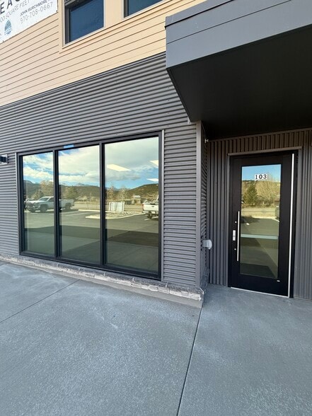 More Photos Of 205 Jasper Pl, Ridgway General Retail For Sale