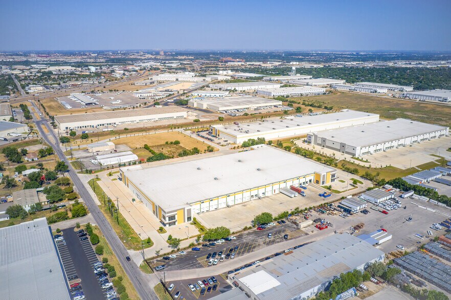 More Photos Of 5367 Dietrich Rd, San Antonio Distribution For Lease