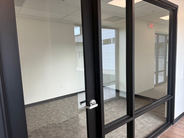 More Photos Of 125 Cap Ct, Eugene Light Distribution For Lease