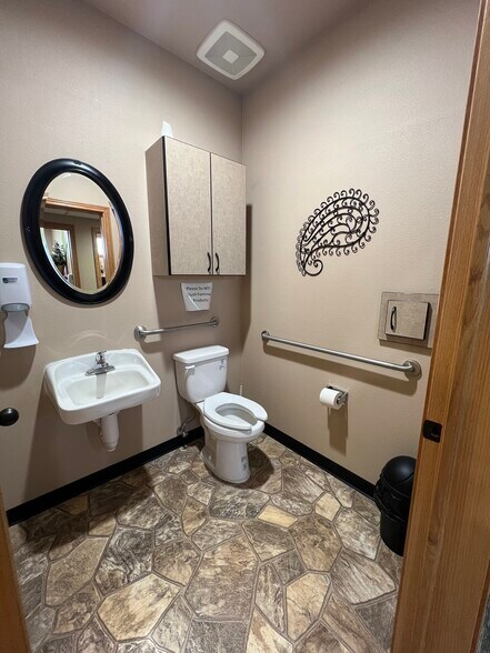More Photos Of 77 Adcock Dr, Alamosa Healthcare For Sale