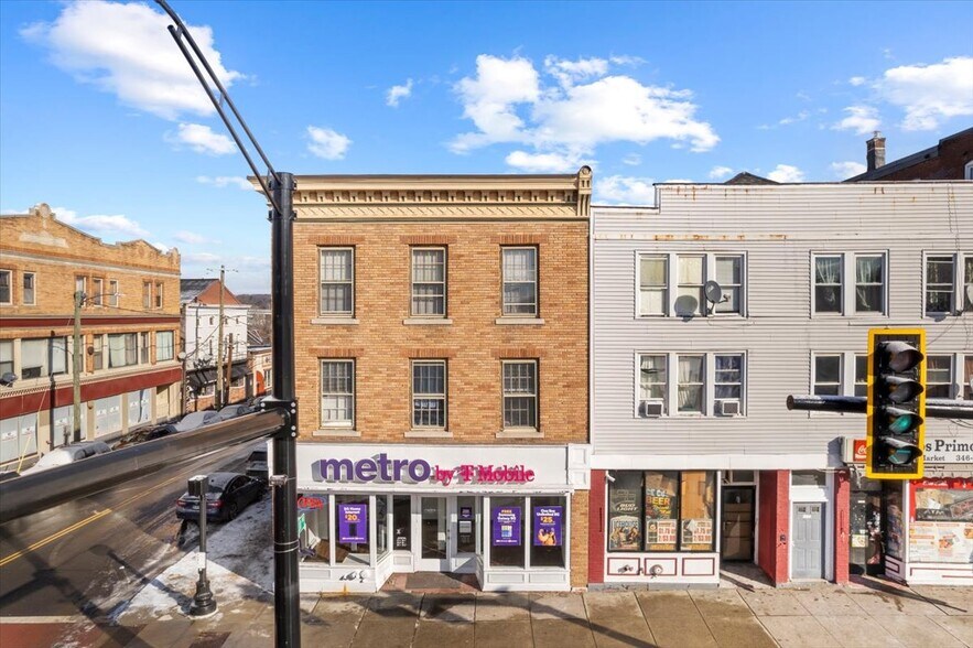 Primary Photo Of 666-668 Main St, Middletown Apartments For Sale