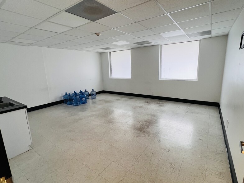 More Photos Of 3401 Winona Ave, Burbank Warehouse For Sale