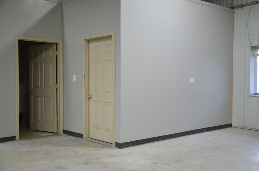 More Photos Of 181 Wolf St, Yorkville Warehouse For Sale