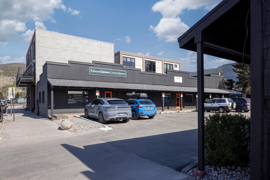 More Photos Of 180 Center St, Jackson Showroom For Lease
