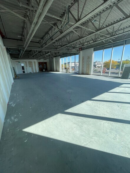 More Photos Of 5965-5995 Boul Des Grandes-Prairies, Saint-leonard Industrial For Lease