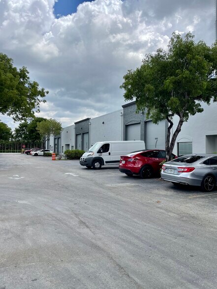 More Photos Of 3140 W 84th St, Hialeah Warehouse For Lease