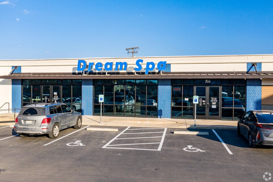 More Photos Of 5301-5307 Airport Blvd, Austin Unknown For Lease