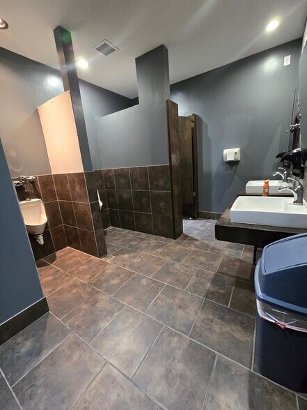 More Photos Of 325 W 2nd St, Hastings Loft Creative Space For Lease