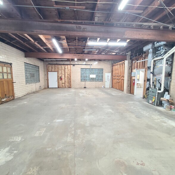 More Photos Of 405 N Main St, North Webster Showroom For Sale