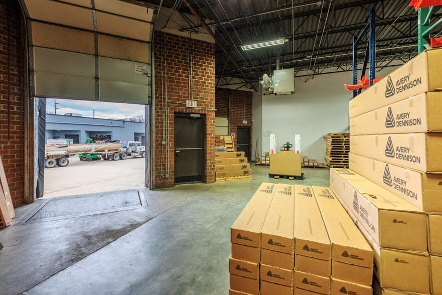 More Photos Of 5265-5293 Capital Blvd, Raleigh Showroom For Lease