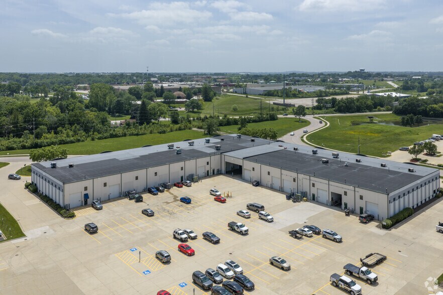 More Photos Of 720 N 17th St, St Charles Flex For Lease
