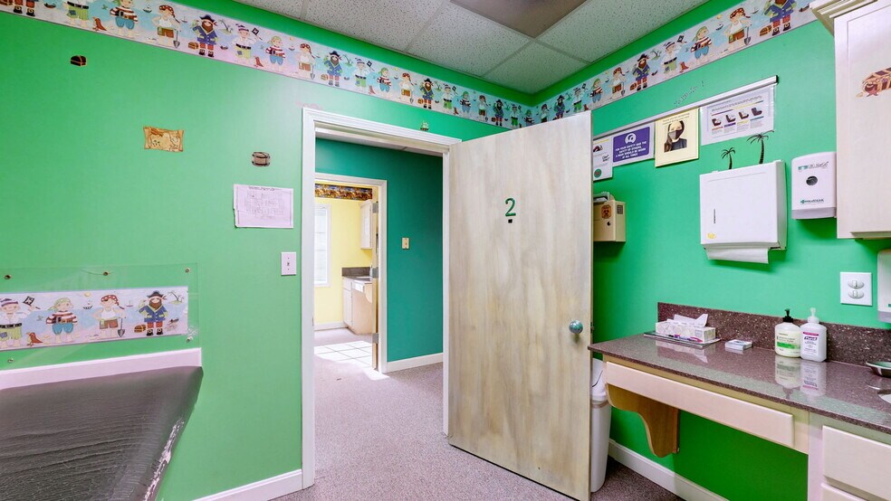 More Photos Of 1701 Spring St, Jeffersonville Medical For Sale
