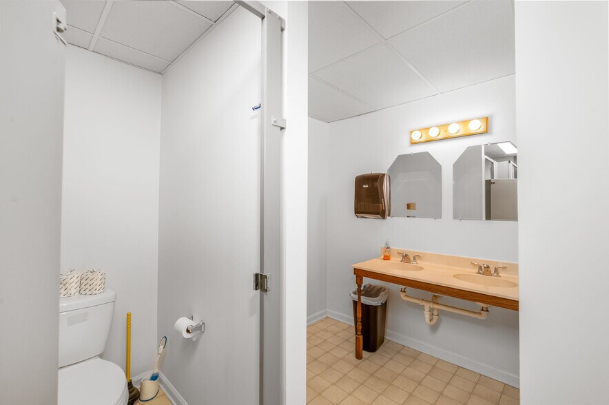 More Photos Of 3519 E Main St, Morgantown Office Residential For Lease