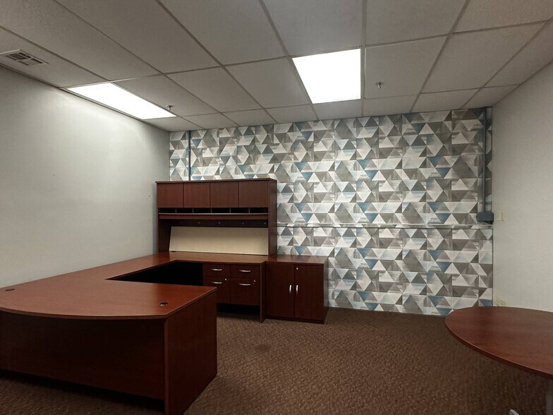 More Photos Of 500 Grand Ave, Joplin Flex For Lease