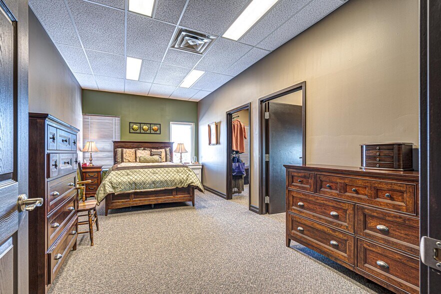 More Photos Of 2602 50 Av, Lloydminster Showroom For Sale