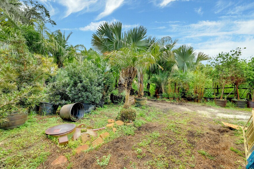 More Photos Of 8440 County Road 48, Yalaha Freestanding For Sale