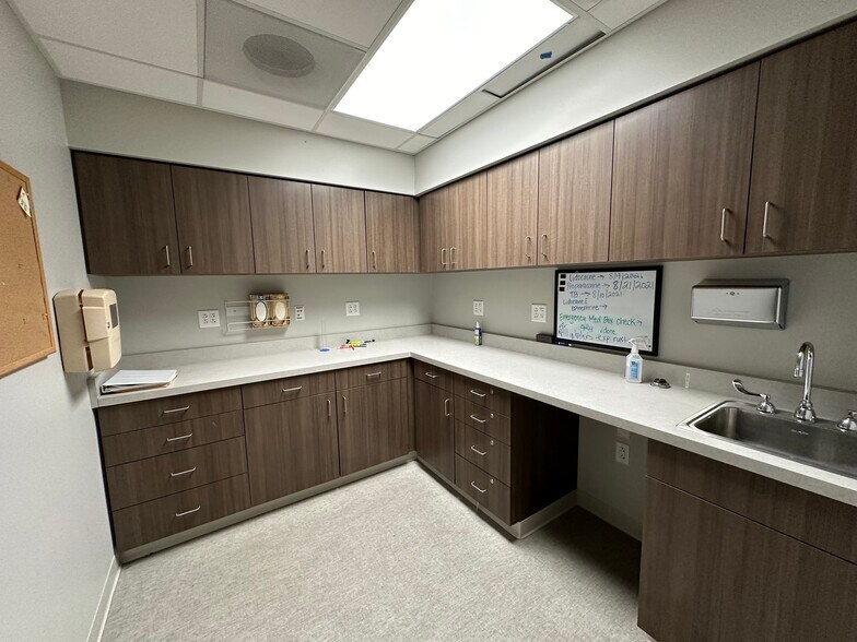 More Photos Of 520 Cunningham, Urbana Medical For Lease