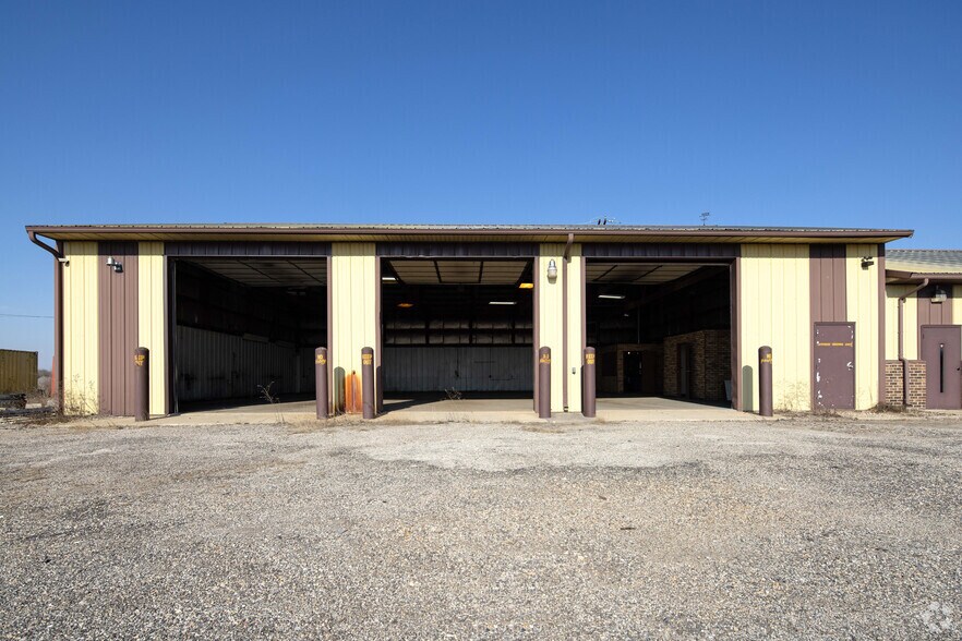 More Photos Of 3504 S Virginia, Crystal Lake Truck Terminal For Sale
