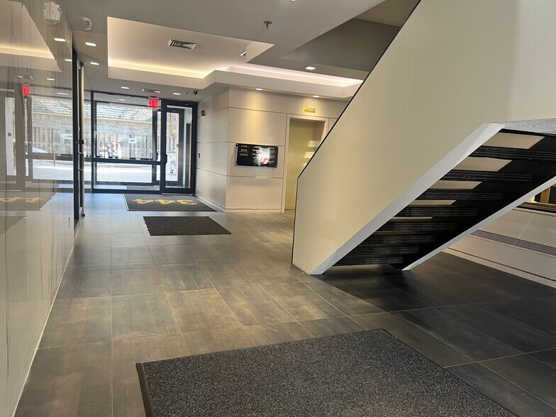 More Photos Of 344 N Old Woodward Ave, Birmingham Office For Lease