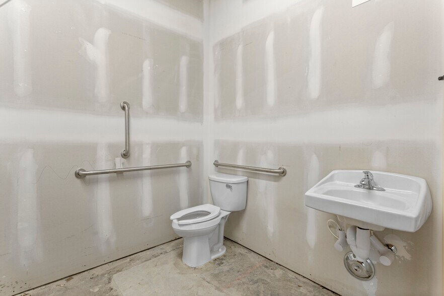 More Photos Of 16775-16777 E 13 Mile Rd, Fraser Unknown For Lease