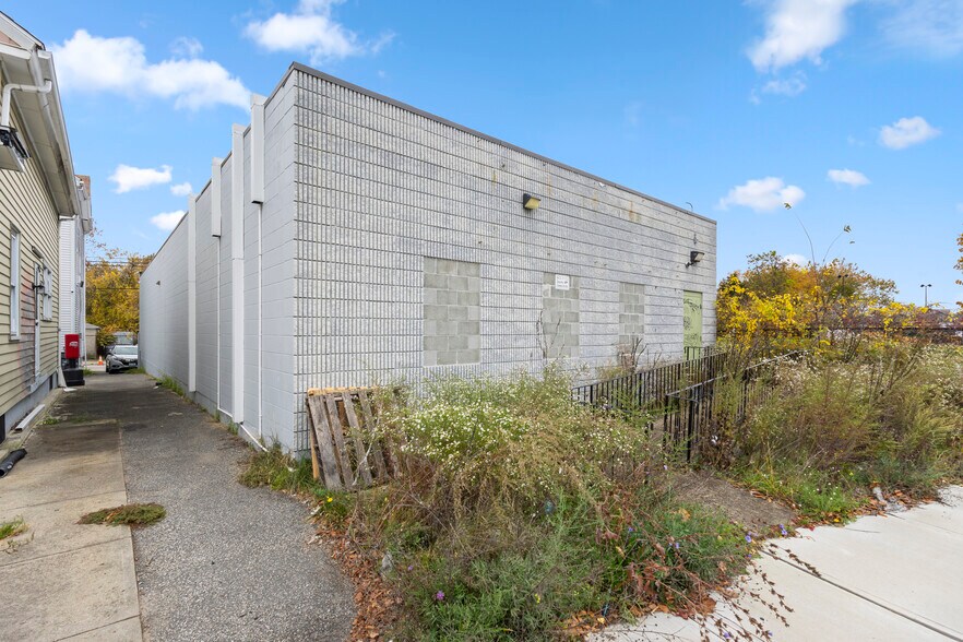 More Photos Of 39 De Soto St, Providence Manufacturing For Sale