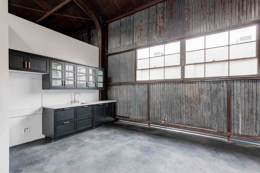 More Photos Of 2503 N Ontario St, Burbank Showroom For Lease