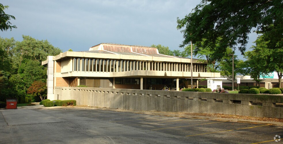 More Photos Of 4600 N Brandywine Dr, Peoria Bank For Lease
