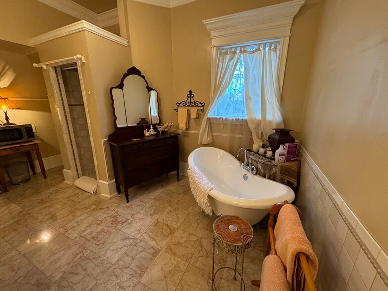 More Photos Of 224 W Chickasaw St, Tahlequah Hospitality For Sale