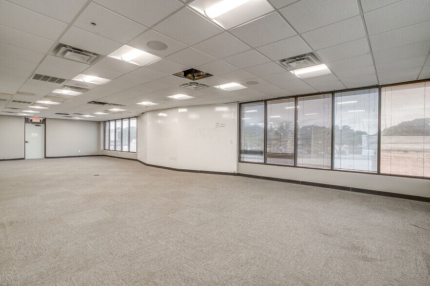 More Photos Of 6451 Brentwood Stair Rd, Fort Worth Office For Lease