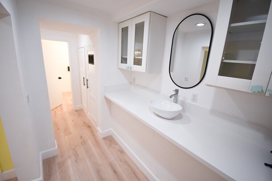 More Photos Of 3847 Foothill Blvd, La Crescenta Freestanding For Lease