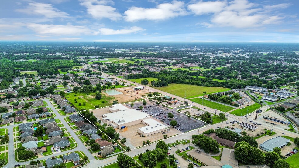 More Photos Of 2220-2252 Ambassador Caffery Pky, Lafayette Supermarket For Lease
