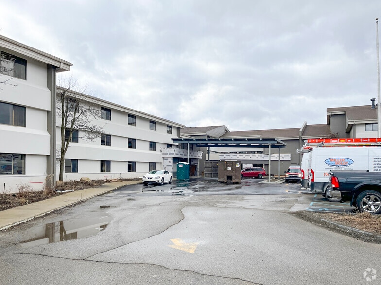 More Photos Of 31525 W 12 Mile Rd, Farmington Hills Hotel For Sale