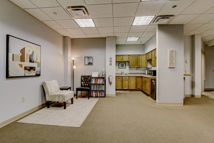 More Photos Of N28W23000 Roundy Dr, Pewaukee Office For Sale