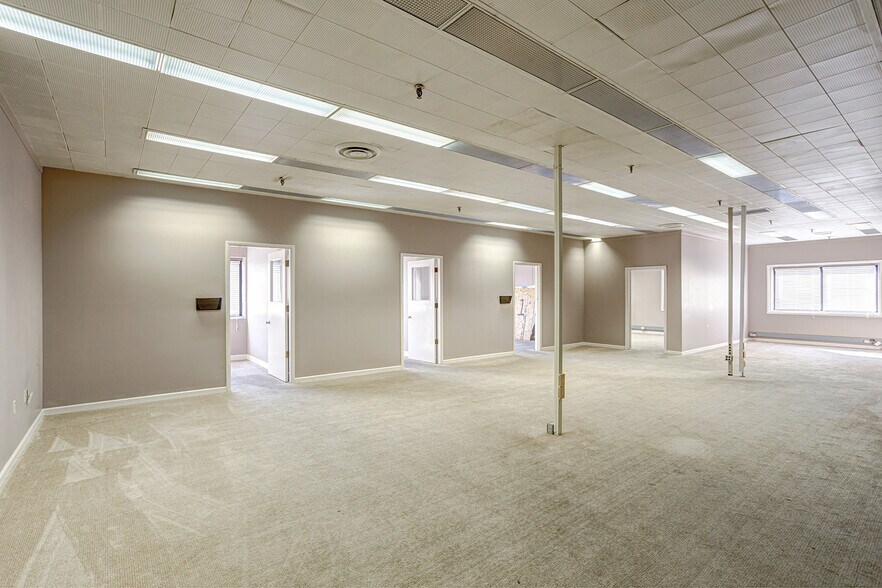 More Photos Of 301 Robey St, Franklin Warehouse For Lease