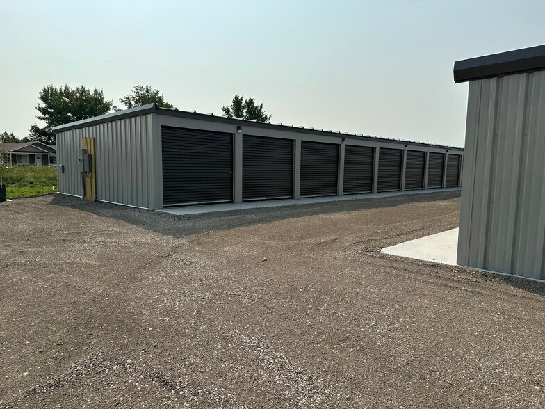 More Photos Of 3901 Main ave, Brookings Self Storage For Lease