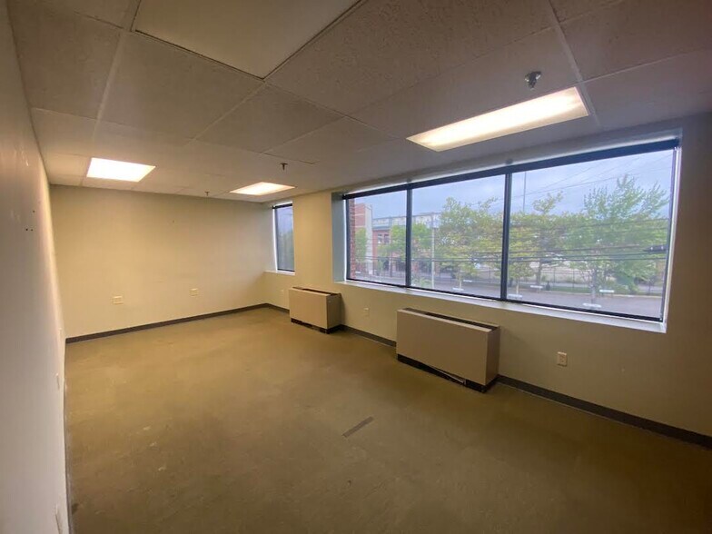 More Photos Of 228 Maple St, Manchester Office For Lease