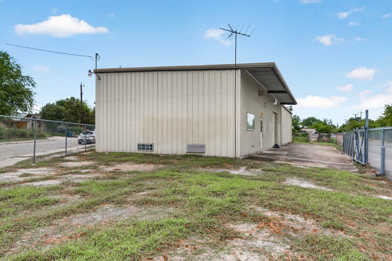 More Photos Of 6618 Westfield Dr, San Antonio Warehouse For Sale