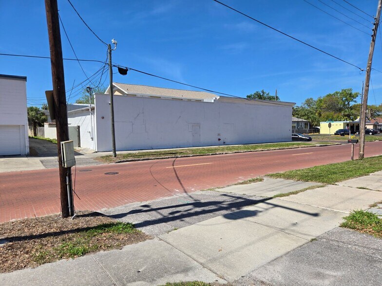 More Photos Of 2902 W Chestnut St, Tampa Industrial For Lease