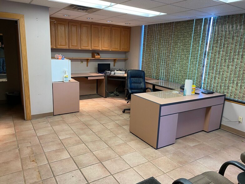 More Photos Of 7600 Exchange St, Valley View Manufacturing For Lease