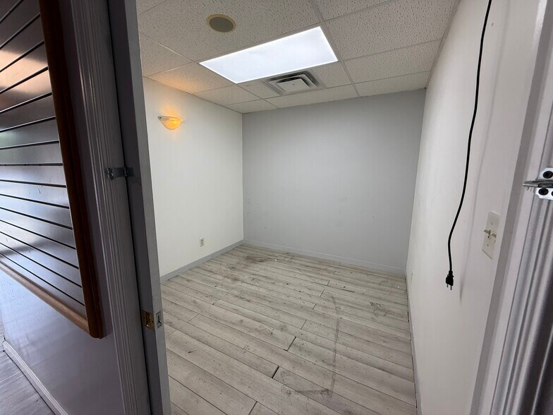 More Photos Of 2230 Pine Ave, Niagara Falls Office For Lease