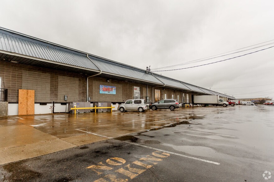 More Photos Of 1044-1052 Avondale Rd, Hendersonville Warehouse For Lease