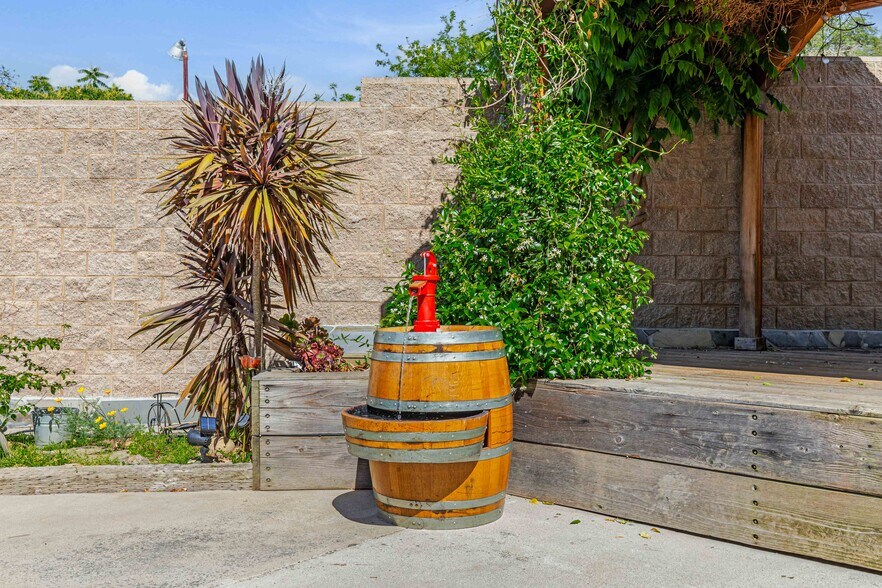 More Photos Of 30048 Yosemite Blvd, La Grange Bar For Sale