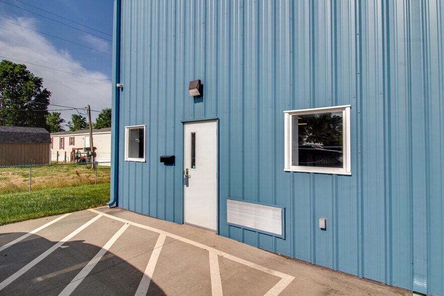 More Photos Of 300 Rou des Chateaux, Bethalto Parking Garage For Sale