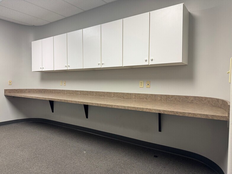 More Photos Of 2309-2311 S Kansas Rd, Newton Medical For Lease