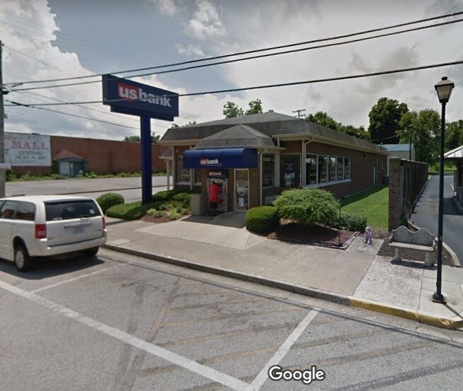 More Photos Of 104 Broadway St, Cave City Bank For Lease