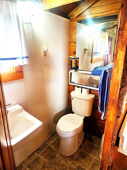 More Photos Of 24 Harris Point Rd, Eastport Hotel For Sale