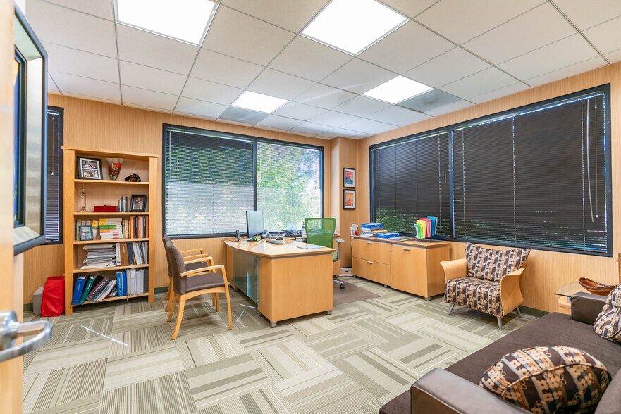 More Photos Of 17425 Chatsworth St, Granada Hills Office For Lease